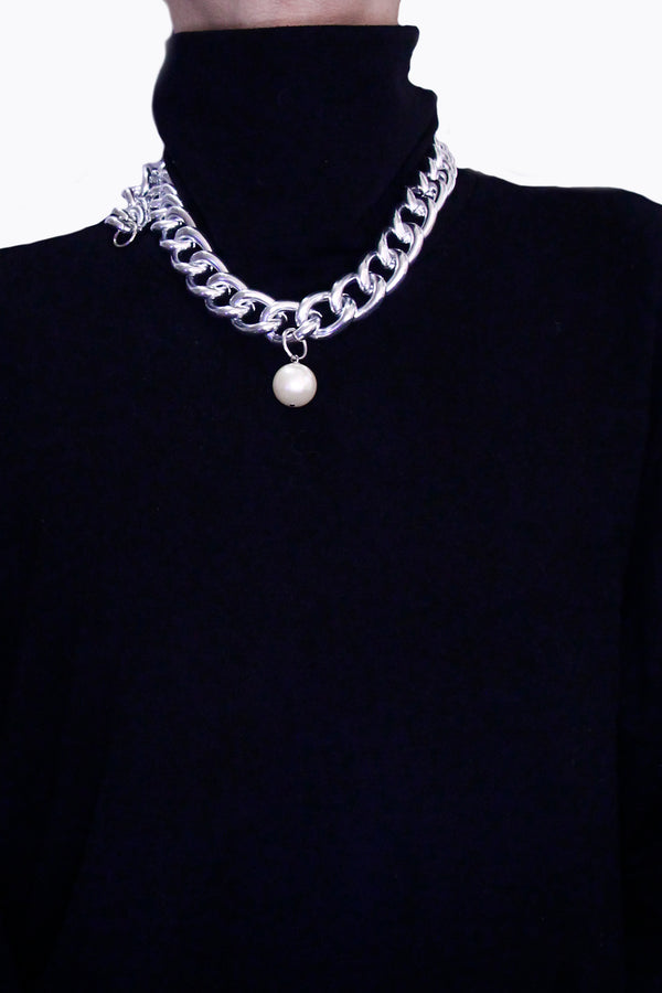 CHAIN NECKLACE WITH LARGE PEARLS