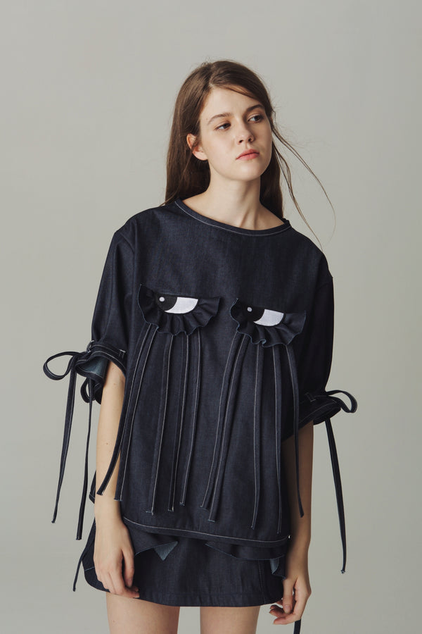 FUNNY EXPRESSION PLEATED DENIM TOP WITH SHORT SLEEVE AND FLOUNCE